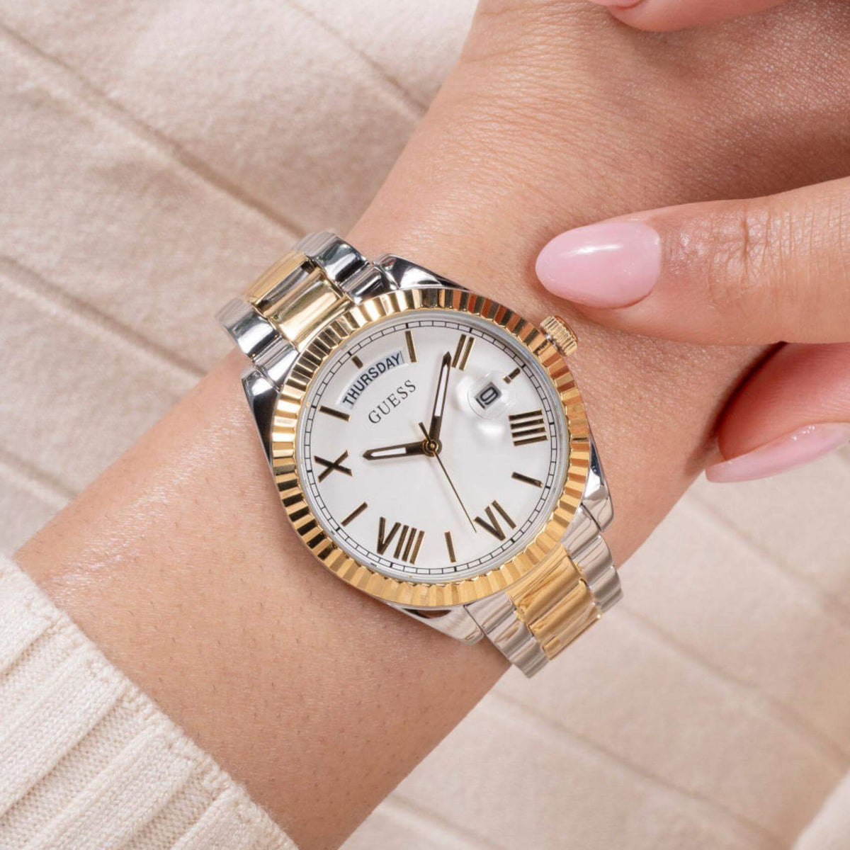 Γυναικείο Ρολόι Guess Luna GW0308L6 με Δίχρωμο Μπρασελέ & Ασημί Καντράν
