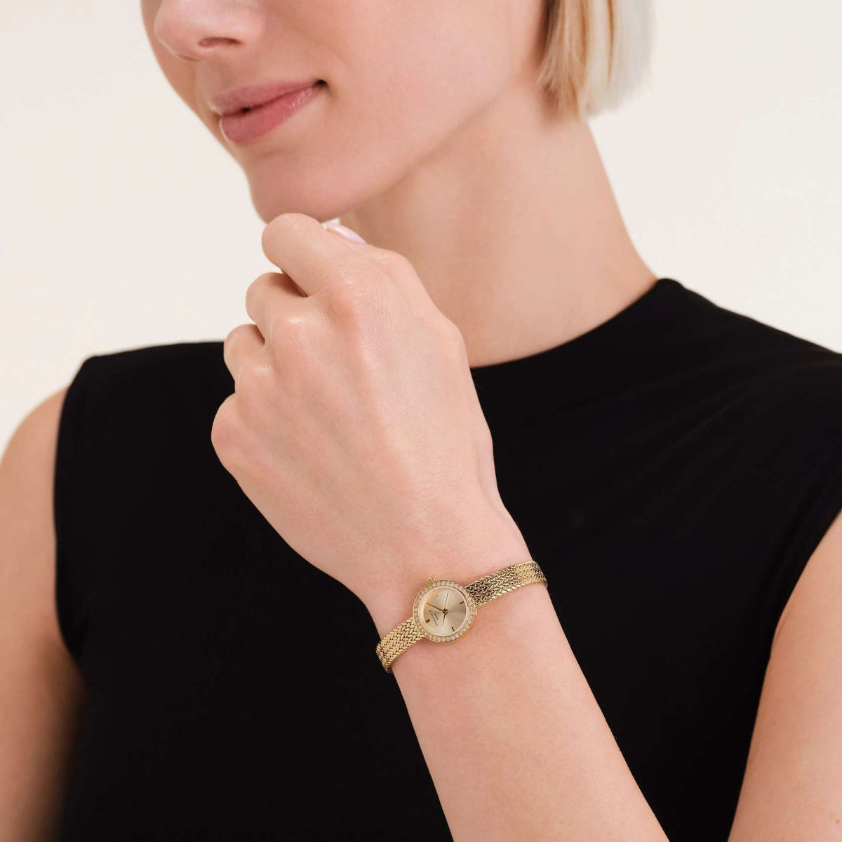 Γυναικείο ρολόι Rosefield Mini Small Edit Gold MCGMG-M03 με χρυσό μπρασελέ και χρυσό καντράν 20mm με ζιργκόν, φορεμένο.