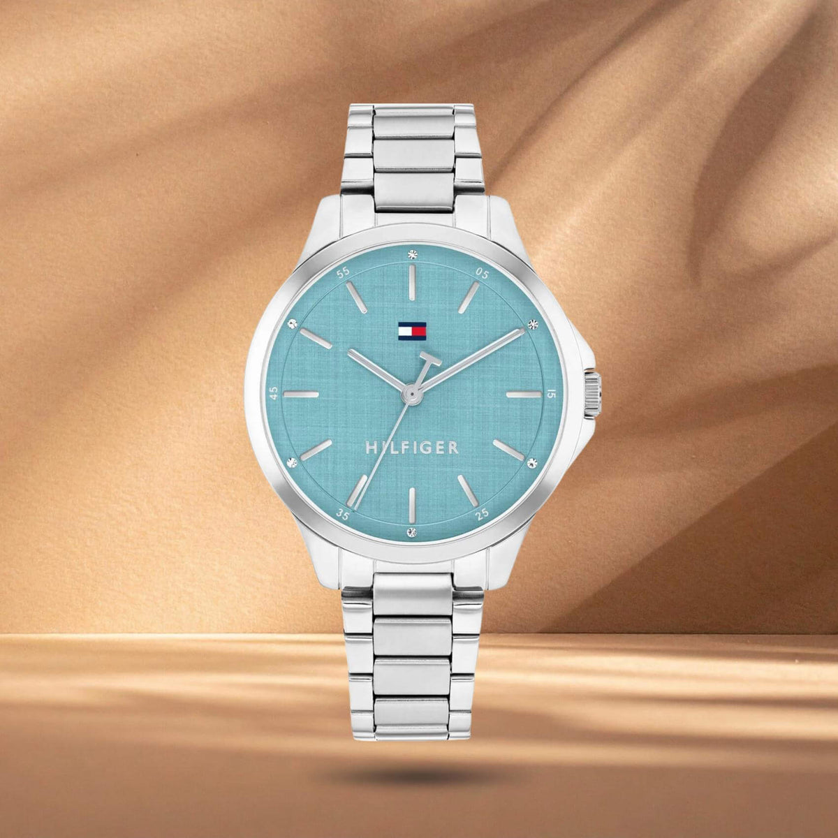 Γυναικείο ρολόι Tommy Hilfiger Chloe 1782826 με γαλάζιο καντράν και ασημί μπρασελέ σε background.