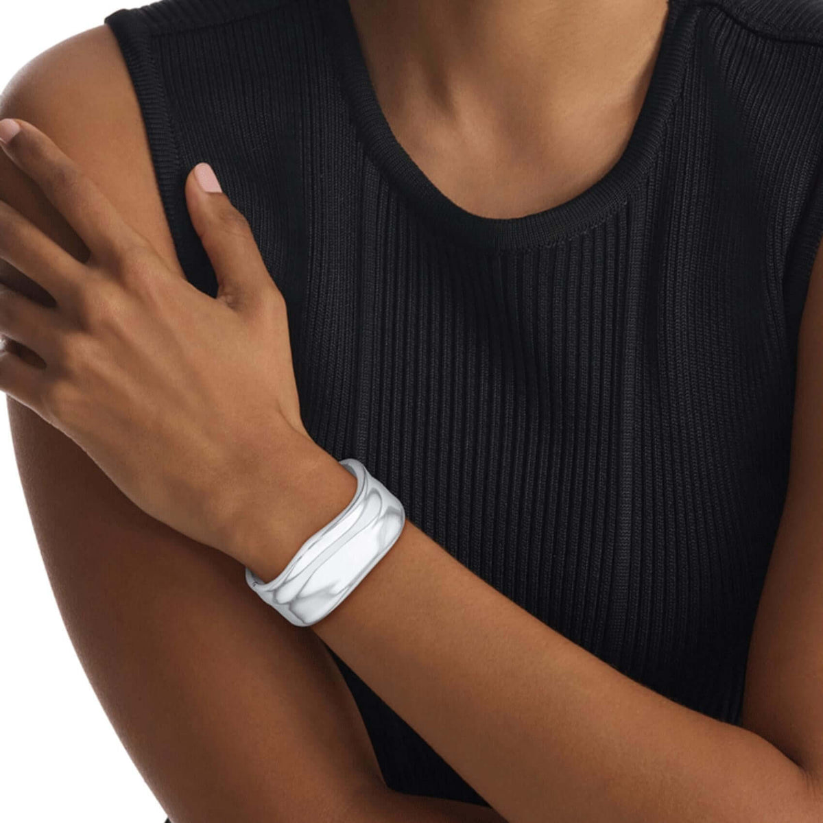 Μοντέλο φορά τη γυναικεία χειροπέδα Calvin Klein 35000640 σε ασημί ανοξείδωτο ατσάλι.
