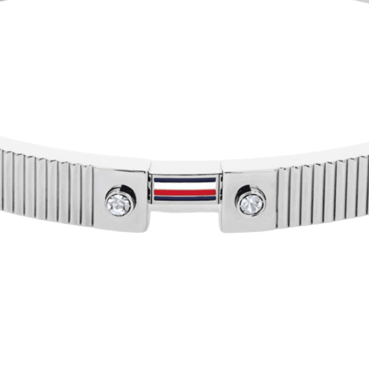 Λεπτομέρεια από το γυναικείο βραχιόλι Tommy Hilfiger Stripes 2781047 με πέτρες, τρίχρωμο στοιχείο και γραμμική υφή.