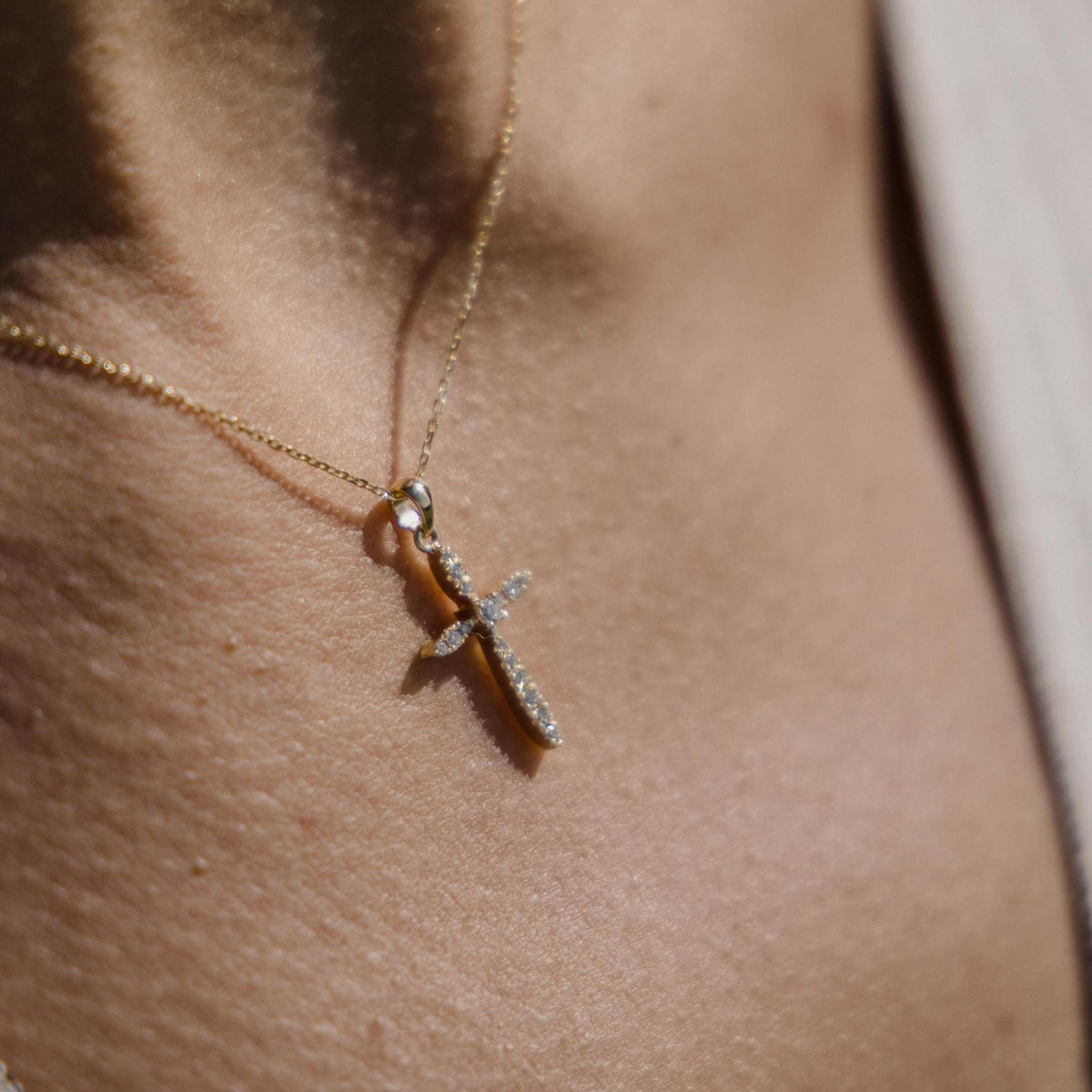 Βαπτιστικός Σταυρός για Κορίτσι Χρυσός 18K με Διαμάντια & Κεντρική Πέτρα | DCS021
