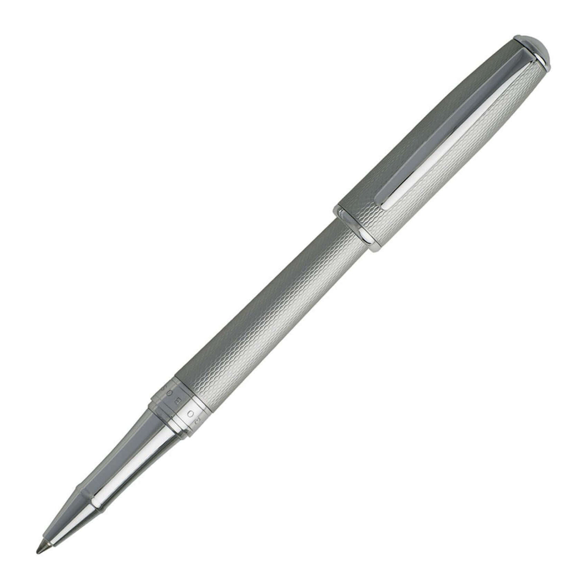 Στυλό rollerball Hugo Boss Essential HSW7445B σε ματ ασημί χρώμα, με λεπτομέρεια του κλιπ και του λογότυπου.