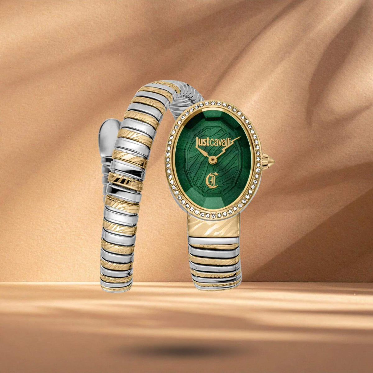 Just Cavalli JC1L353M0065 γυναικείο ρολόι με δίχρωμο ατσάλινο μπρασελέ σε ασημί-χρυσό χρώμα, πράσινο οβάλ καντράν μεγέθους 22x31.5mm και χρυσή στεφάνη με λαμπερά ζιργκόν.