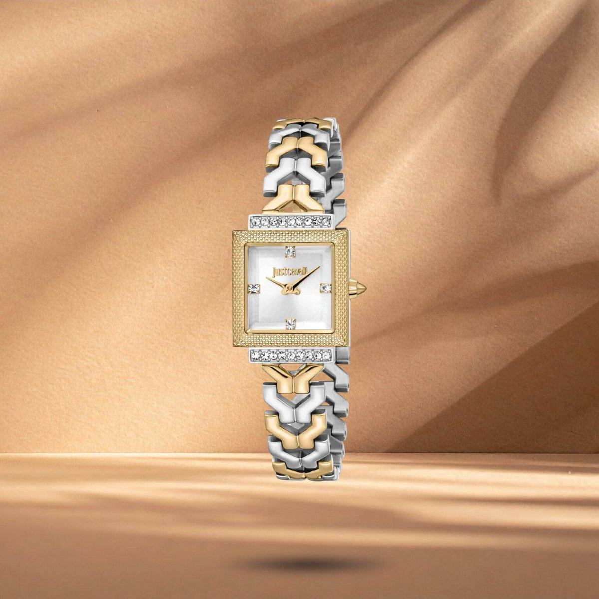 Just Cavalli JC1L405M0055 γυναικείο ρολόι με δίχρωμο ατσάλινο μπρασελέ σε ασημί-χρυσό χρώμα και ασημί τετράγωνο καντράν μεγέθους 22x28mm.