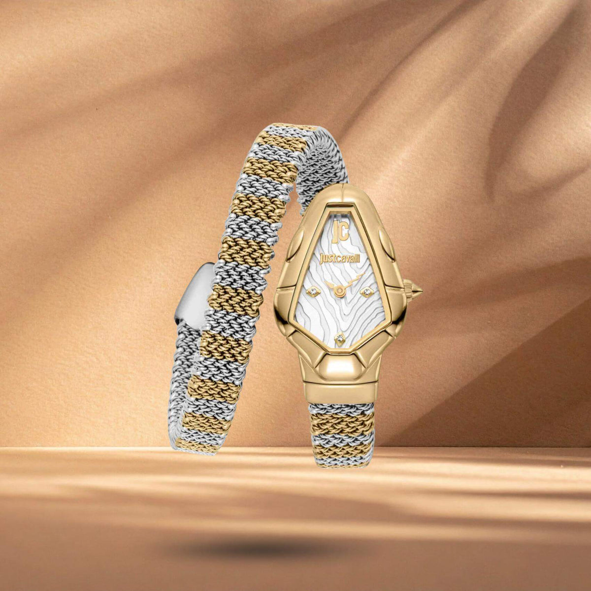 Just Cavalli JC1L426M0055 γυναικείο ρολόι με δίχρωμο ατσάλινο μπρασελέ σε ασημί-χρυσό χρώμα, ασημί εξάγωνο καντράν μεγέθους 21x32.5mm και λαμπερά ζιργκόν.