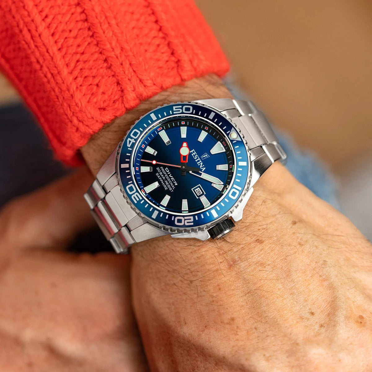 Καταδυτικό ανδρικό ρολόι Festina F20663/1 με ασημί μπρασελέ και μπλε καντράν φορεμένο στον καρπό