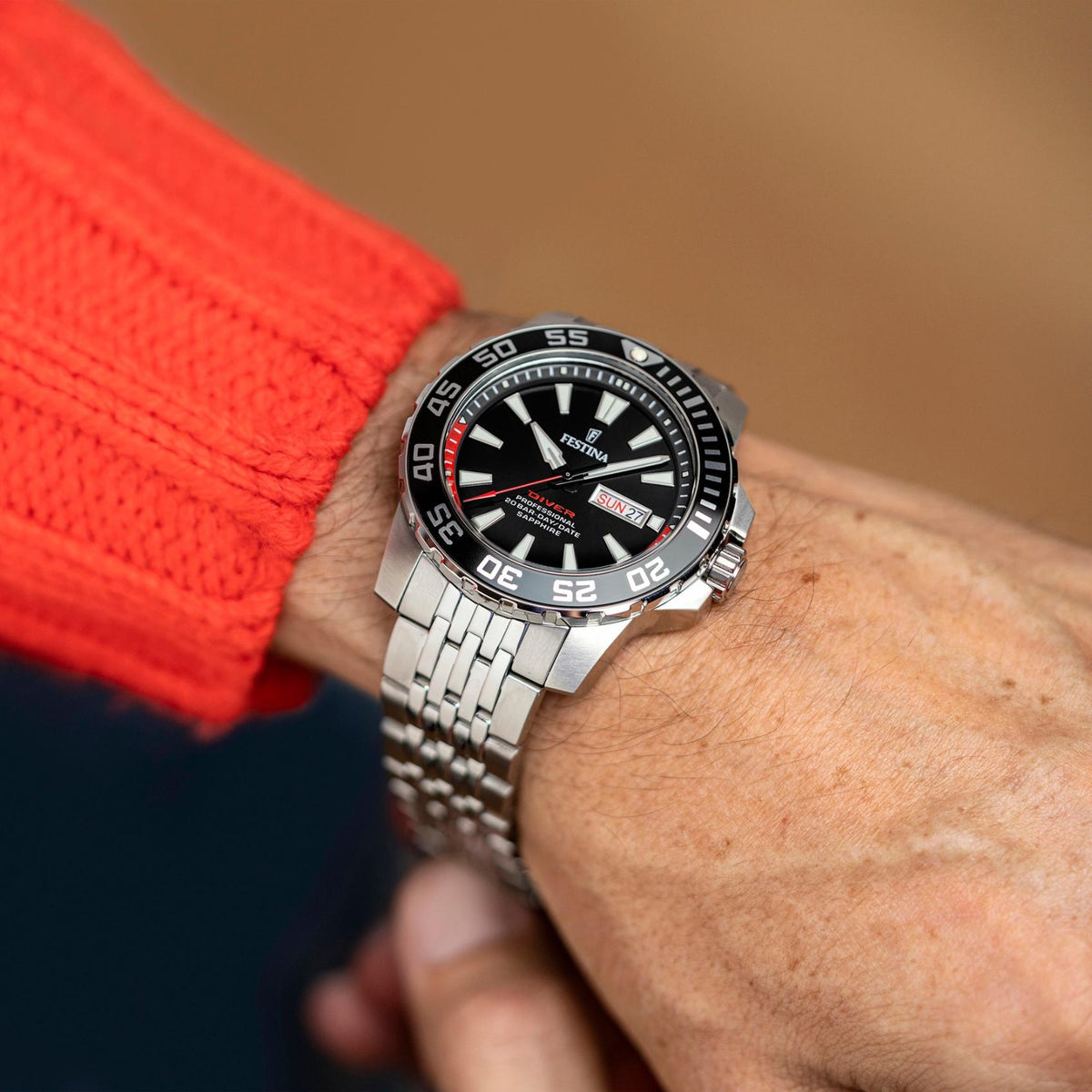 Καταδυτικό ανδρικό ρολόι Festina The Originals F20661/3 με ασημί μπρασελέ και μαύρο καντράν φορεμένο στον καρπό