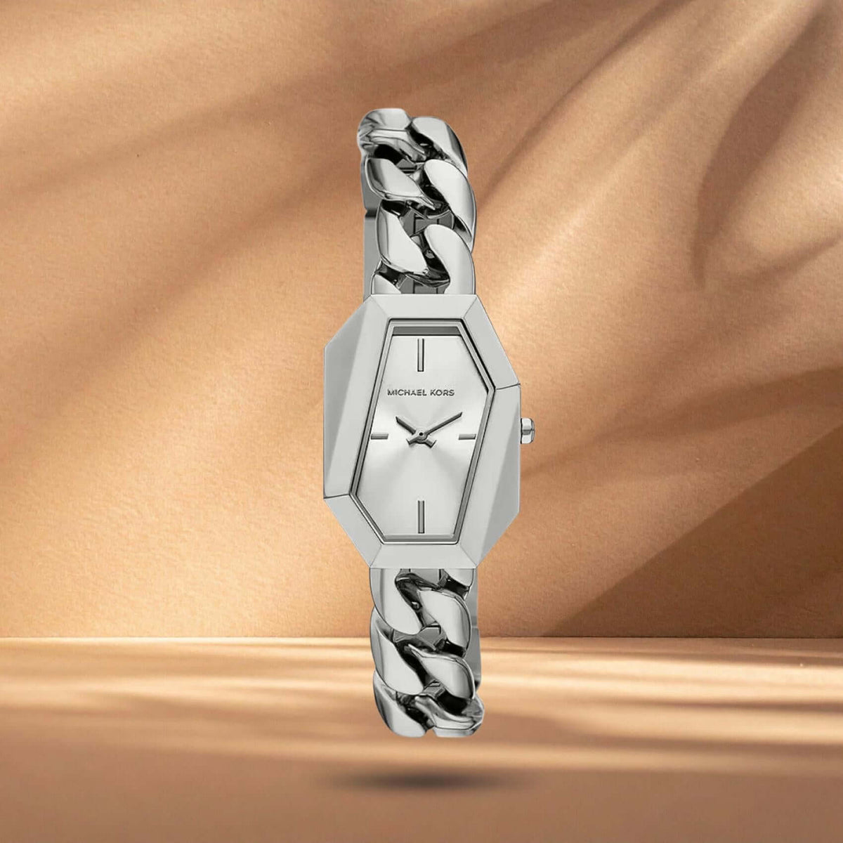 Γυναικείο ρολόι Michael Kors Suri MK4879 με ασημί ατσάλινο μπρασελέ και ασημί καντράν.