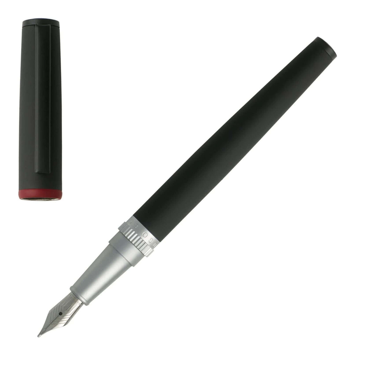 Πένα Hugo Boss HSG8022A Gear σε μαύρο χρώμα με ασημί λεπτομέρειες και ανοιχτό καπάκι, σε φωτογραφία που αναδεικνύει την ποιότητα κατασκευής, τη μεταλλική αντίθεση και τη λεπτομέρεια της μύτης.