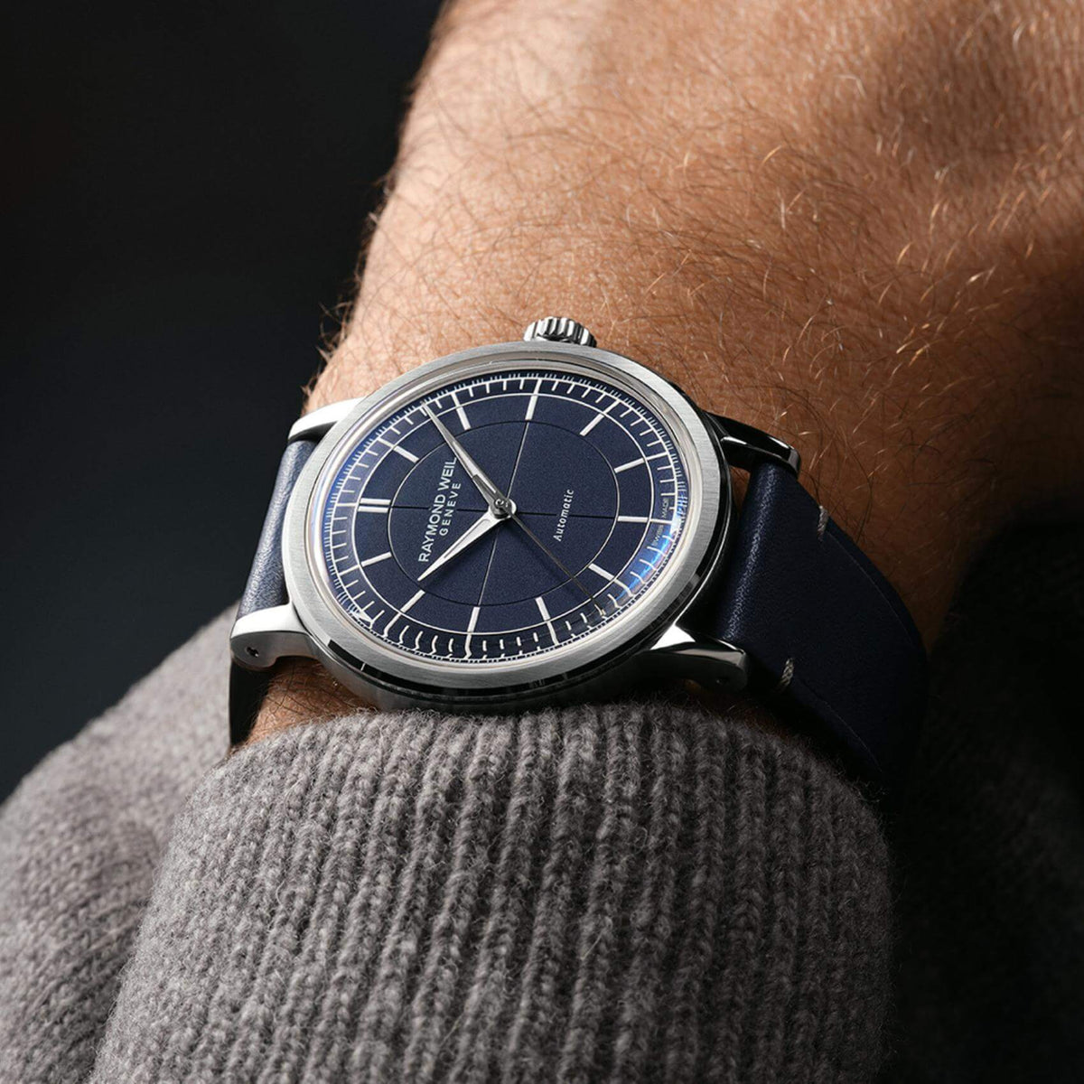 Raymond Weil Millesime 2925-STC-50001 αυτόματο με μπλε δερμάτινο λουράκι και μπλε καντράν διαμέτρου 39,5mm.