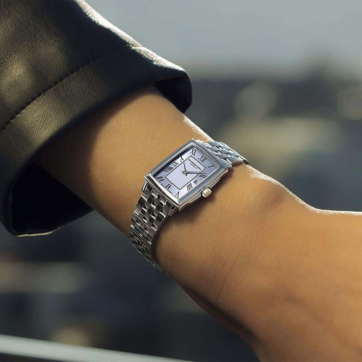 Τετράγωνο ρολόι Raymond Weil Toccata 5925-ST-00550 με ασημί μπρασελέ και γαλάζιο καντράν μεγέθους 22.6mm x 28.1mm.