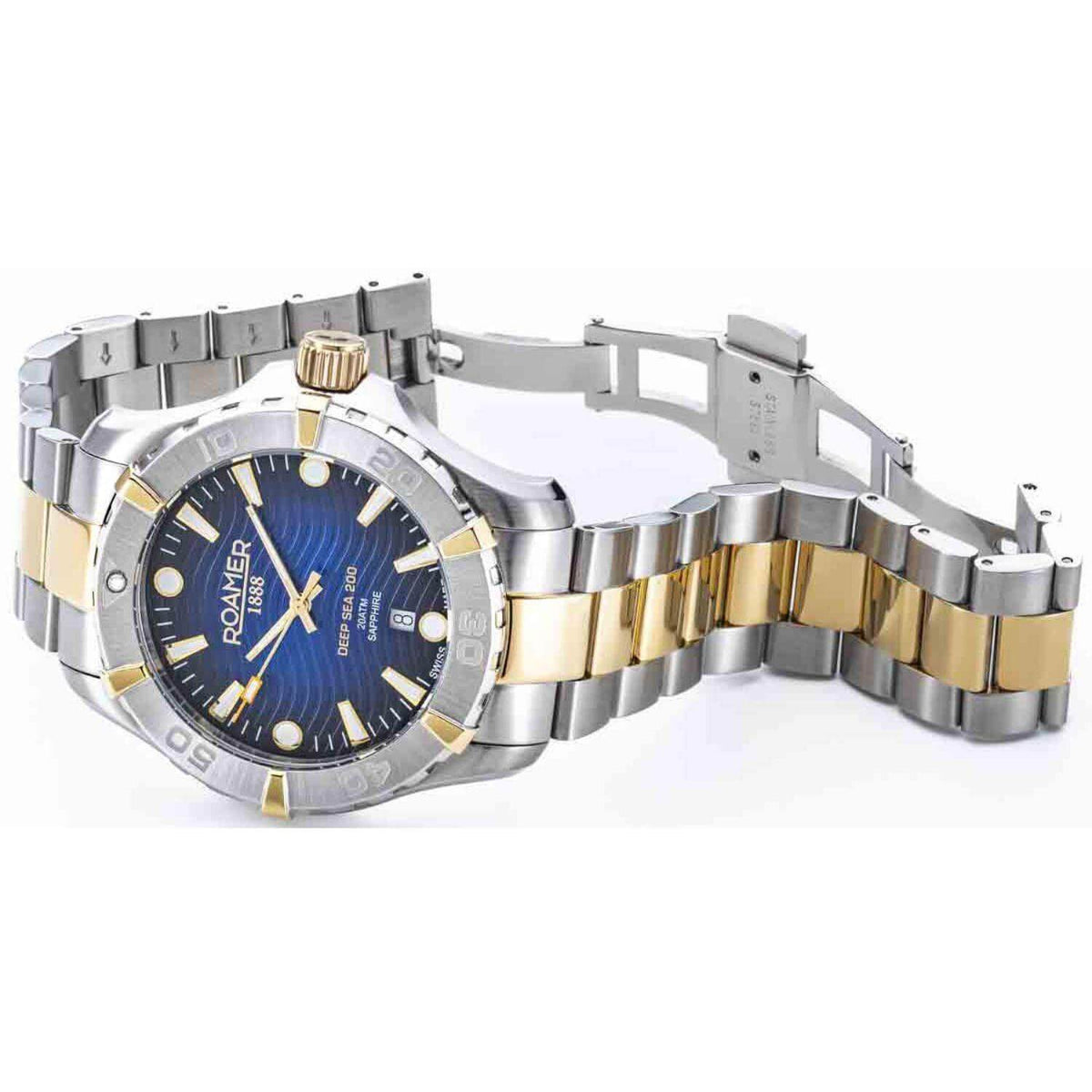 Καταδυτικό ρολόι Roamer Deep Sea 200 860833-47-45-70, με δίχρωμο μπρασελέ σε ασημί με χρυσό χρώμα από ανοξείδωτο ατσάλι και μπλε καντράν με ένδειξη ημερομηνίας.
