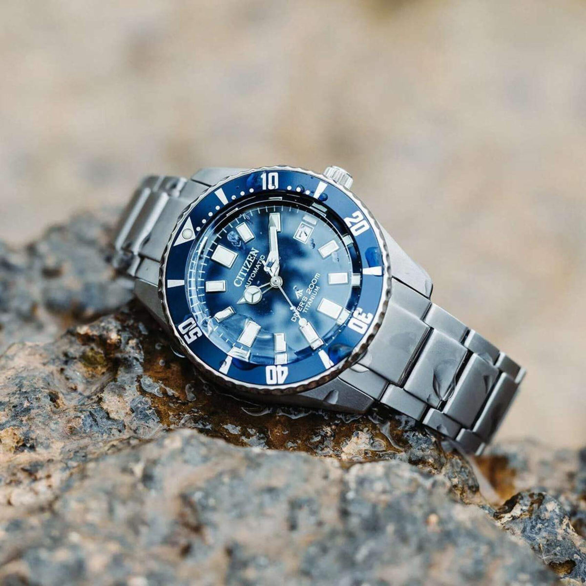 Καταδυτικό ρολόι Citizen Promaster Divers NB6021-68L με ασημί ατσάλινο μπρασελέ και μπλε καντράν διαμέτρου 41mm.