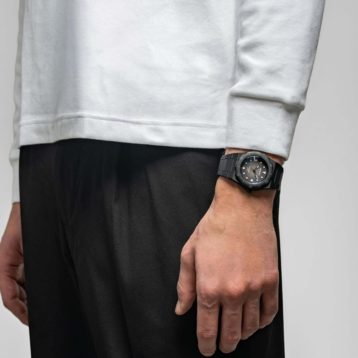 Φορεμένο unisex ρολόι D1 Milano Carbon Diver D1-PDBJ01 με μαύρο πολυκαρμπονικό μπρασελέ και σύγχρονη monochrome αισθητική.