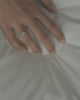 Μονόπετρο δαχτυλίδι, λευκόχρυσο Κ14 με σχέδιο φλόγα, φορεμένο σε χέρι.