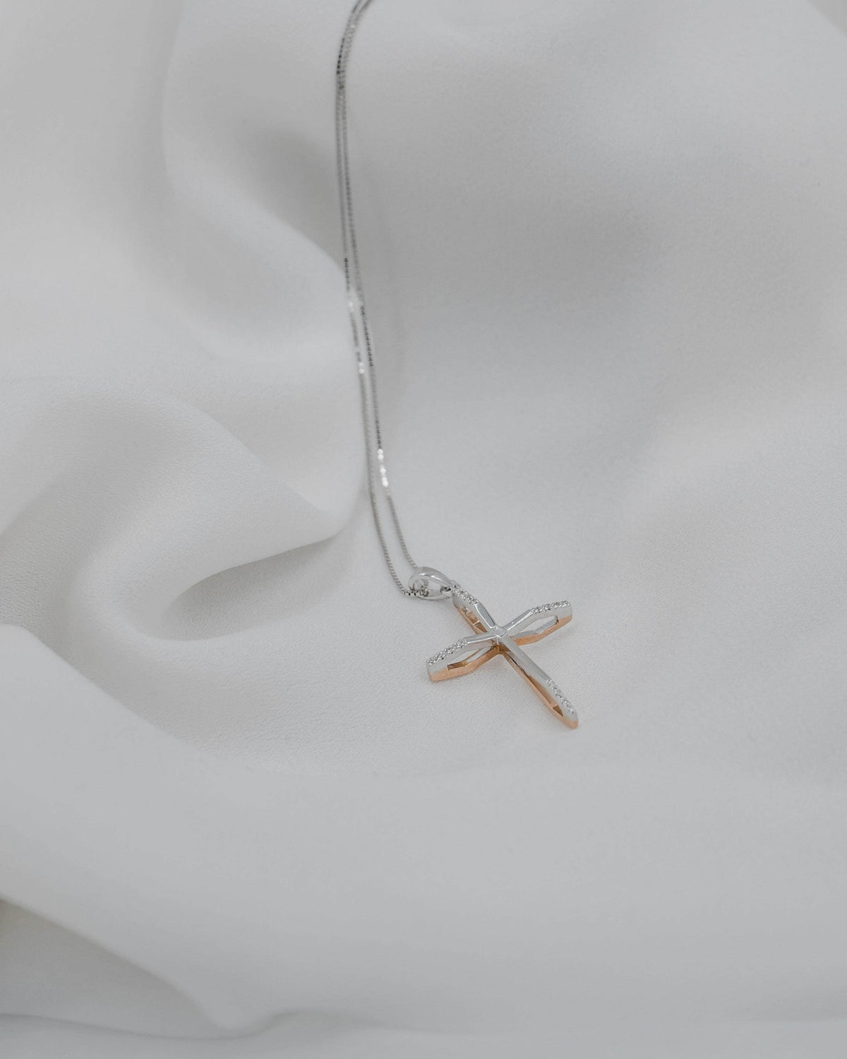 Λευκόχρυσος και ροζ χρυσός σταυρός 18K διπλής όψης με καρφωτά διαμάντια