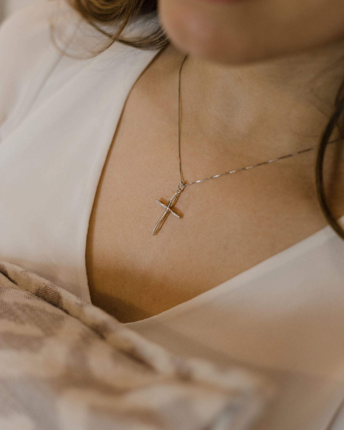 Δίχρωμος βαπτιστικός σταυρός 18K διπλής όψης με διαμάντια φορεμένος στο λαιμό
