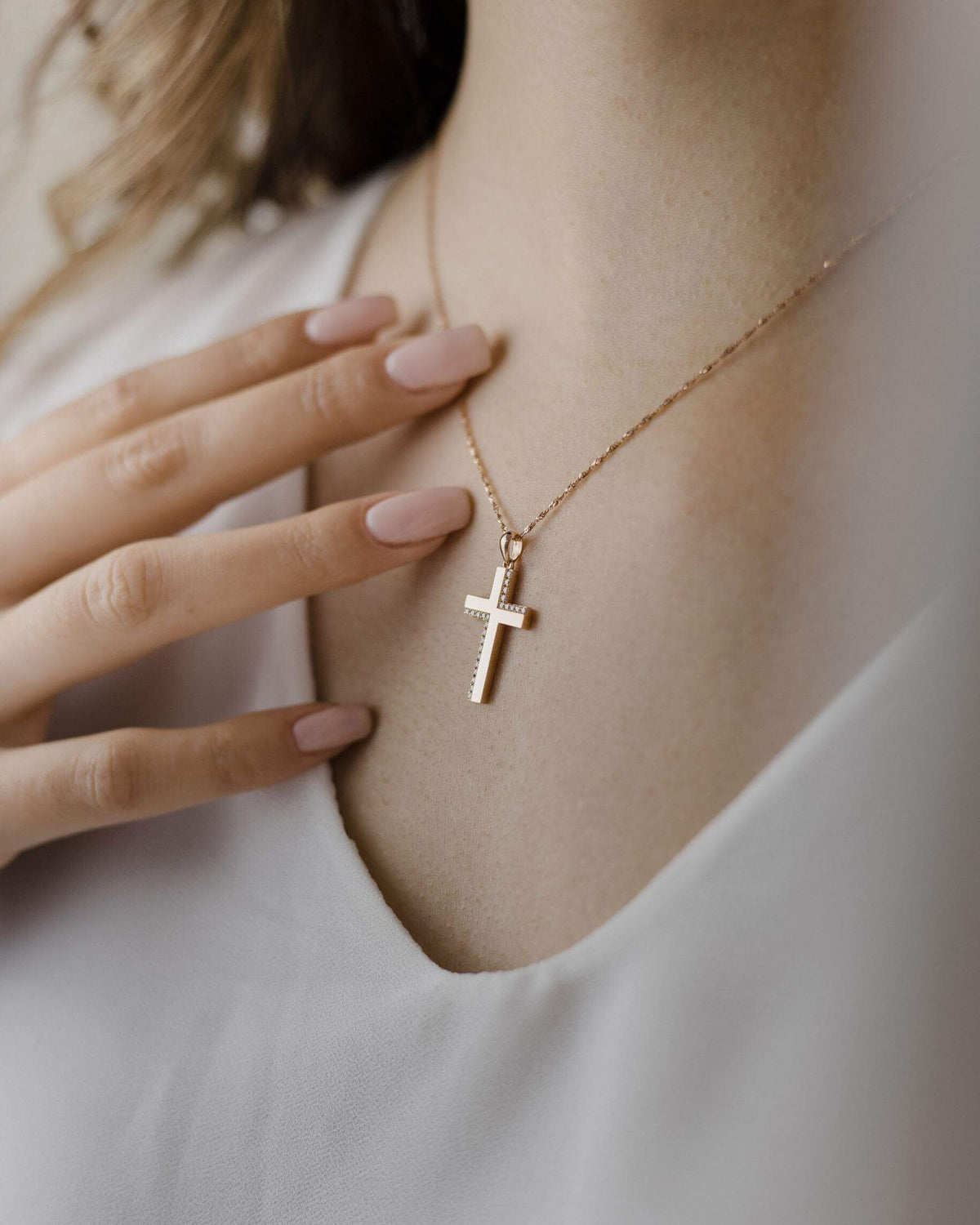 Ροζ χρυσός βαπτιστικός σταυρός 18K με διαμάντια φορεμένος στο λαιμό