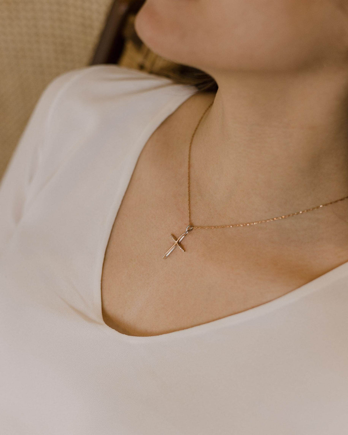 Δίχρωμος βαπτιστικός σταυρός 18K διπλής όψης με διαμάντια φορεμένος στο λαιμό